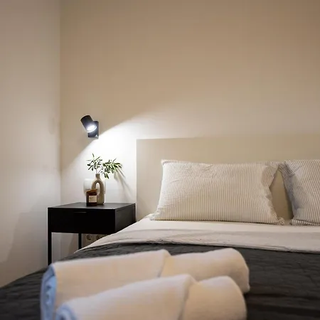 3 Bed Sleeps 6 - Large Terrace & Free Parking Kastela