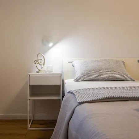 3 Bed Sleeps 6 - Large Terrace & Free Parking Апартаменты *