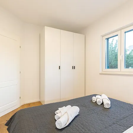 Апартаменты 3 Bed Sleeps 6 - Large Terrace & Free Parking