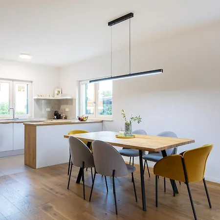 3 Bed Sleeps 6 - Large Terrace & Free Parking Апартаменты Каштела