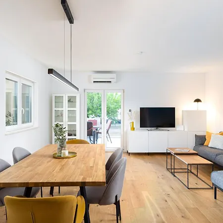 Апартаменты 3 Bed Sleeps 6 - Large Terrace & Free Parking