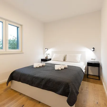 3 Bed Sleeps 6 - Large Terrace & Free Parking Апартаменты