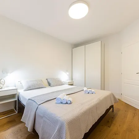 Апартаменты 3 Bed Sleeps 6 - Large Terrace & Free Parking *