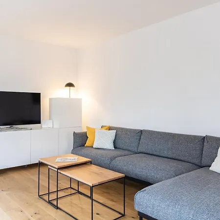 3 Bed Sleeps 6 - Large Terrace & Free Parking