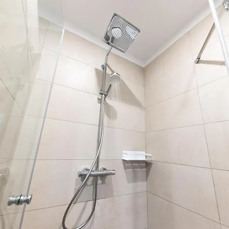 Апартаменты 3 Bed Sleeps 6 - Large Terrace & Free Parking *