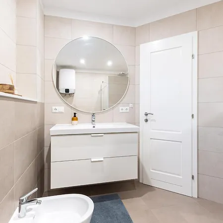 3 Bed Sleeps 6 - Large Terrace & Free Parking Апартаменты Каштела