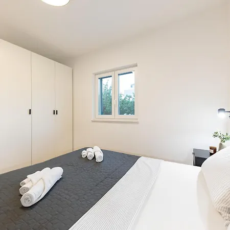 3 Bed Sleeps 6 - Large Terrace & Free Parking *
