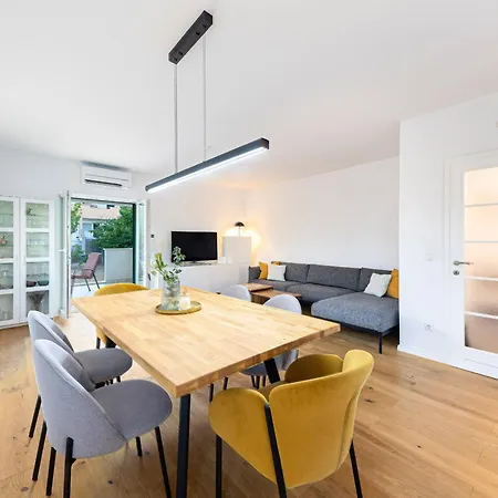 3 Bed Sleeps 6 - Large Terrace & Free Parking
