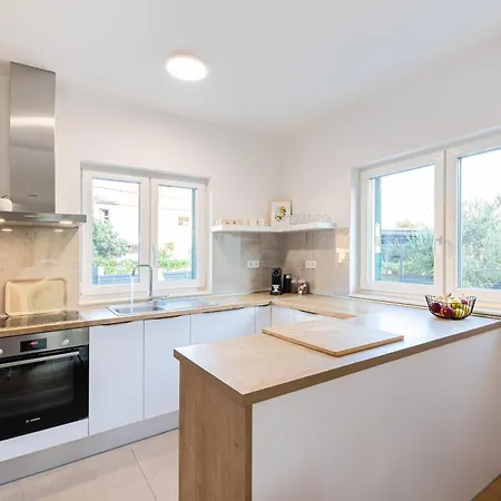 3 Bed Sleeps 6 - Large Terrace & Free Parking * Каштела