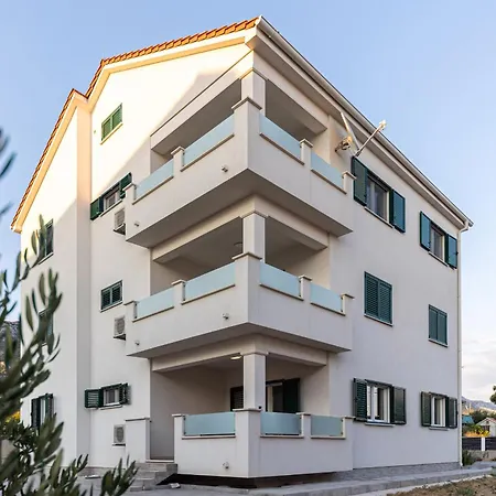 3 Bed Sleeps 6 - Large Terrace & Free Parking Appartement