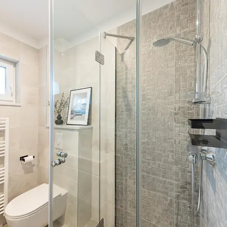 Апартаменты 3 Bed Sleeps 6 - Large Terrace & Free Parking *