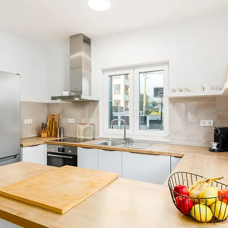 3 Bed Sleeps 6 - Large Terrace & Free Parking