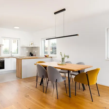 3 Bed Sleeps 6 - Large Terrace & Free Parking Appartement *