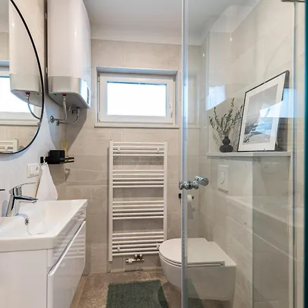 Апартаменты 3 Bed Sleeps 6 - Large Terrace & Free Parking *