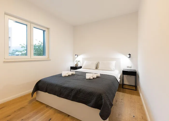 3 Bed Sleeps 6 - Large Terrace & Free Parking Appartement