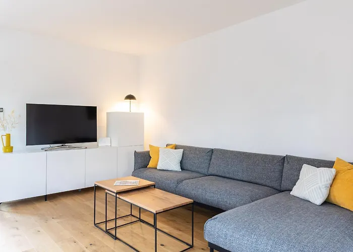 3 Bed Sleeps 6 - Large Terrace & Free Parking