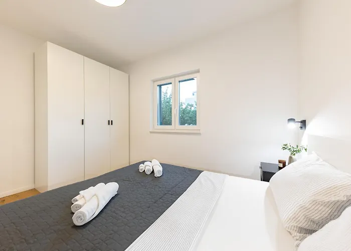 3 Bed Sleeps 6 - Large Terrace & Free Parking *