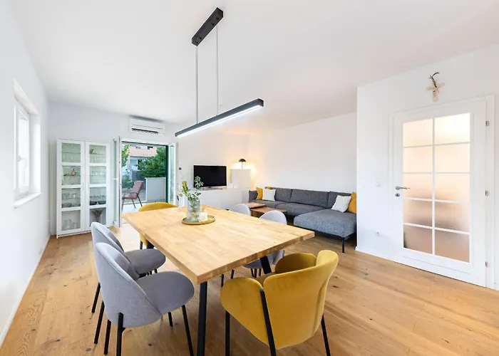 3 Bed Sleeps 6 - Large Terrace & Free Parking