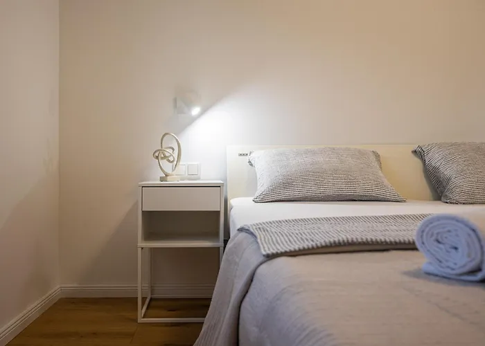 3 Bed Sleeps 6 - Large Terrace & Free Parking Appartement *