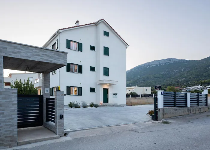 Apartman 3 Bed Sleeps 6 - Large Terrace & Free Parking Kaštela