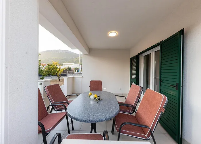 3 Bed Sleeps 6 - Large Terrace & Free Parking Kaštela