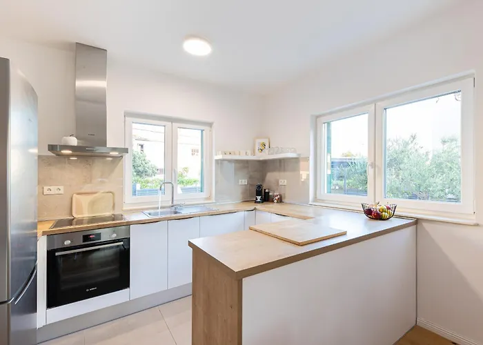 3 Bed Sleeps 6 - Large Terrace & Free Parking * Kaštela