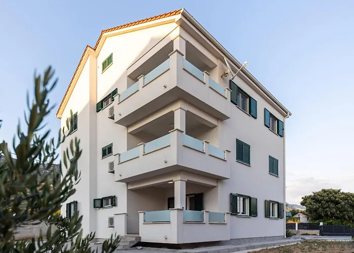 3 Bed Sleeps 6 - Large Terrace & Free Parking Appartement