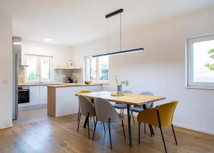 3 Bed Sleeps 6 - Large Terrace & Free Parking Appartement Kaštela