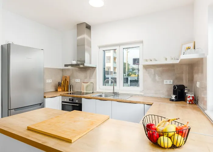 3 Bed Sleeps 6 - Large Terrace & Free Parking