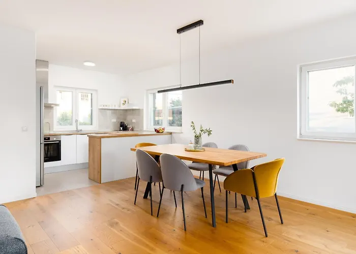 3 Bed Sleeps 6 - Large Terrace & Free Parking Appartement *